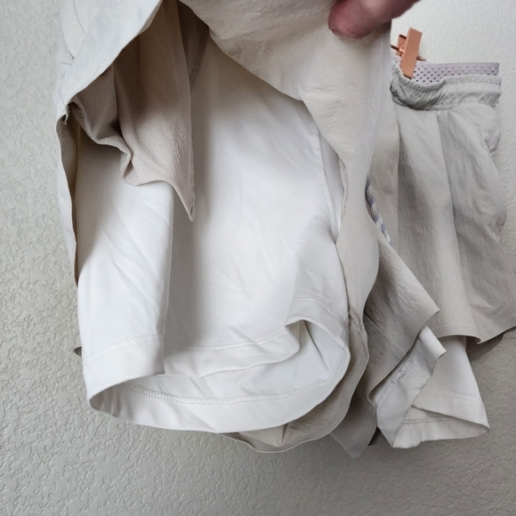 ATHLETA Crest 2 in 1 Shortie in Stone grey size 16 - Picture 4 of 10